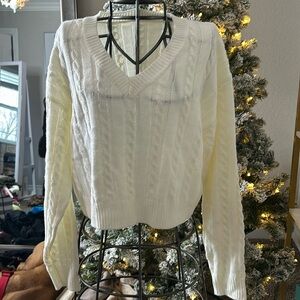 White v neck cable knit slightly cropped NWOT long sleeve sweater size Med